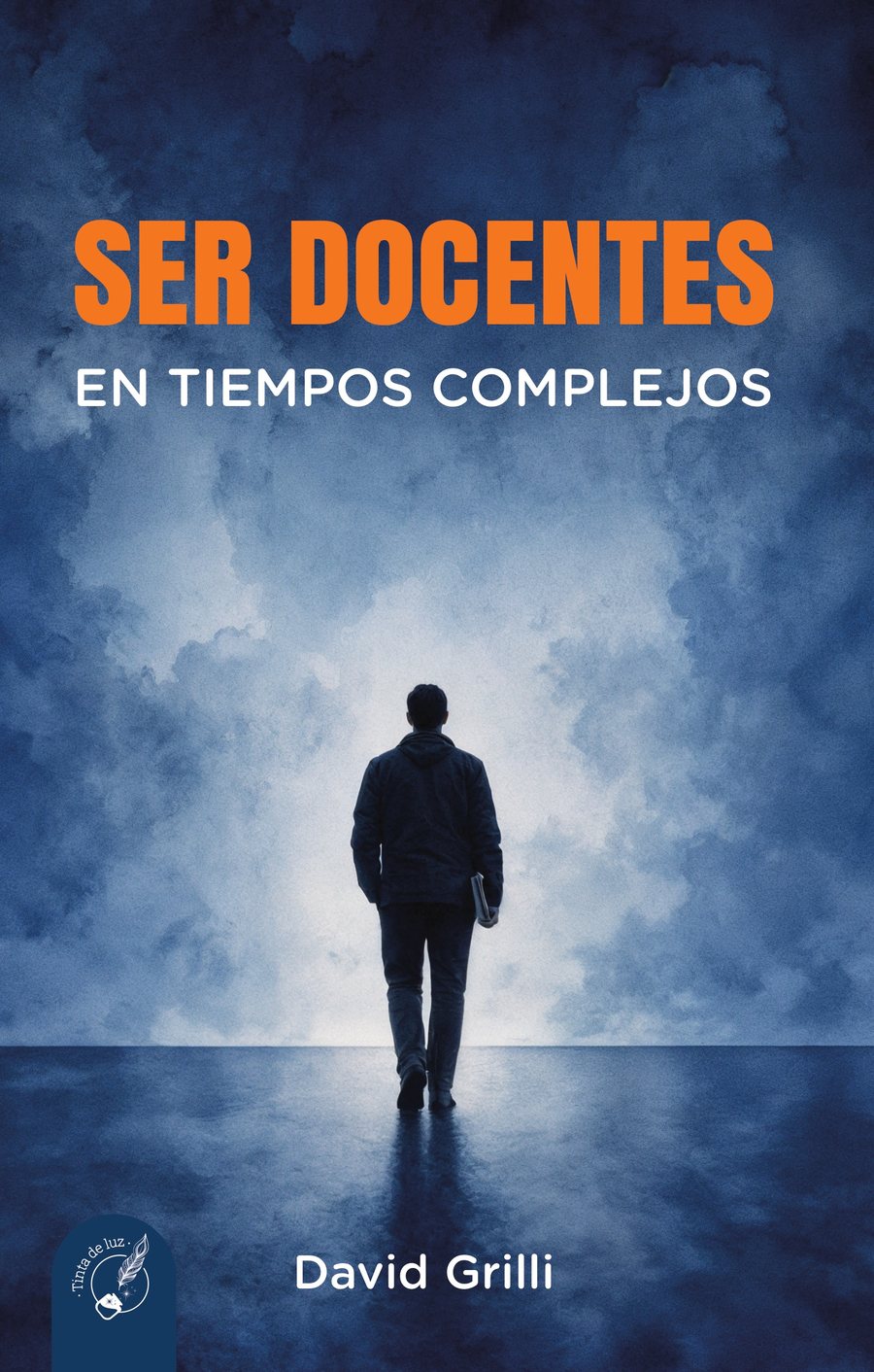 Tapa de Ser docentes en tiempos complejos, de David Grilli: un hombre de espaldas camina entre la niebla hacia la luz, con un libro bajo el brazo.